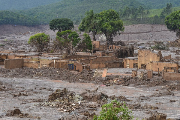 Destruição Pós-Desastre: Cenário de Lama e Ruínas.
