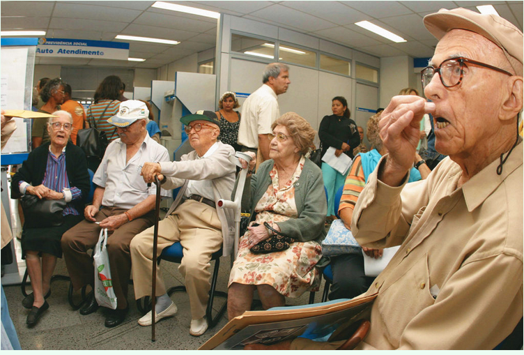 Idosos aguardando atendimento na Previdência Social