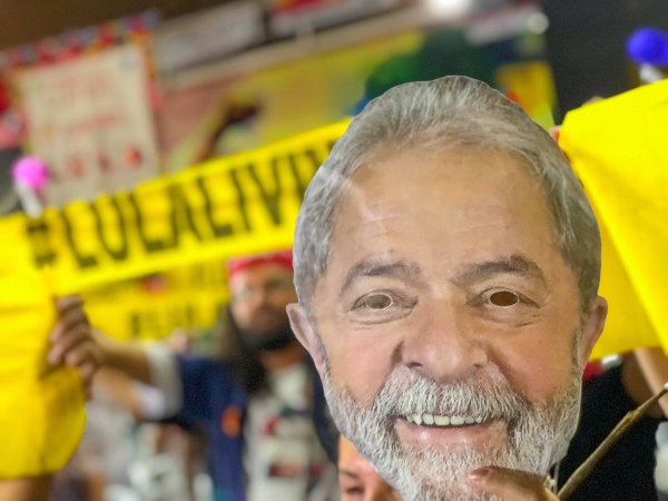 Manifestação Pró-Lula com Máscara e Faixa #LULALIVRE