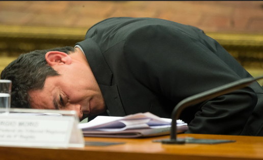 Sérgio Moro: Emoção, Exaustão e Vulnerabilidade Pública