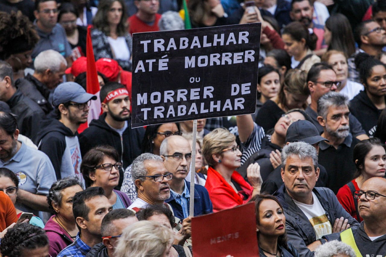 Manifestação por Direitos Trabalhistas: Trabalhar até Morrer