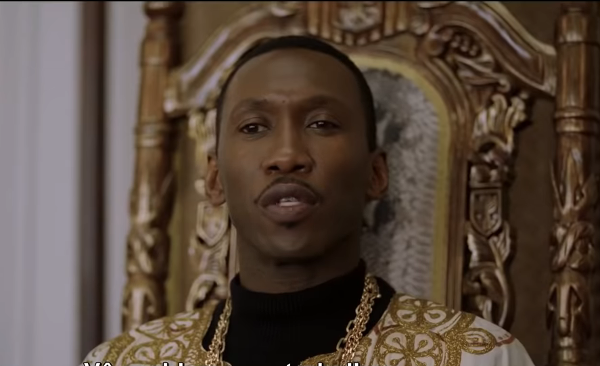 Mahershala Ali em Traje Regal: Poder e Ostentação
