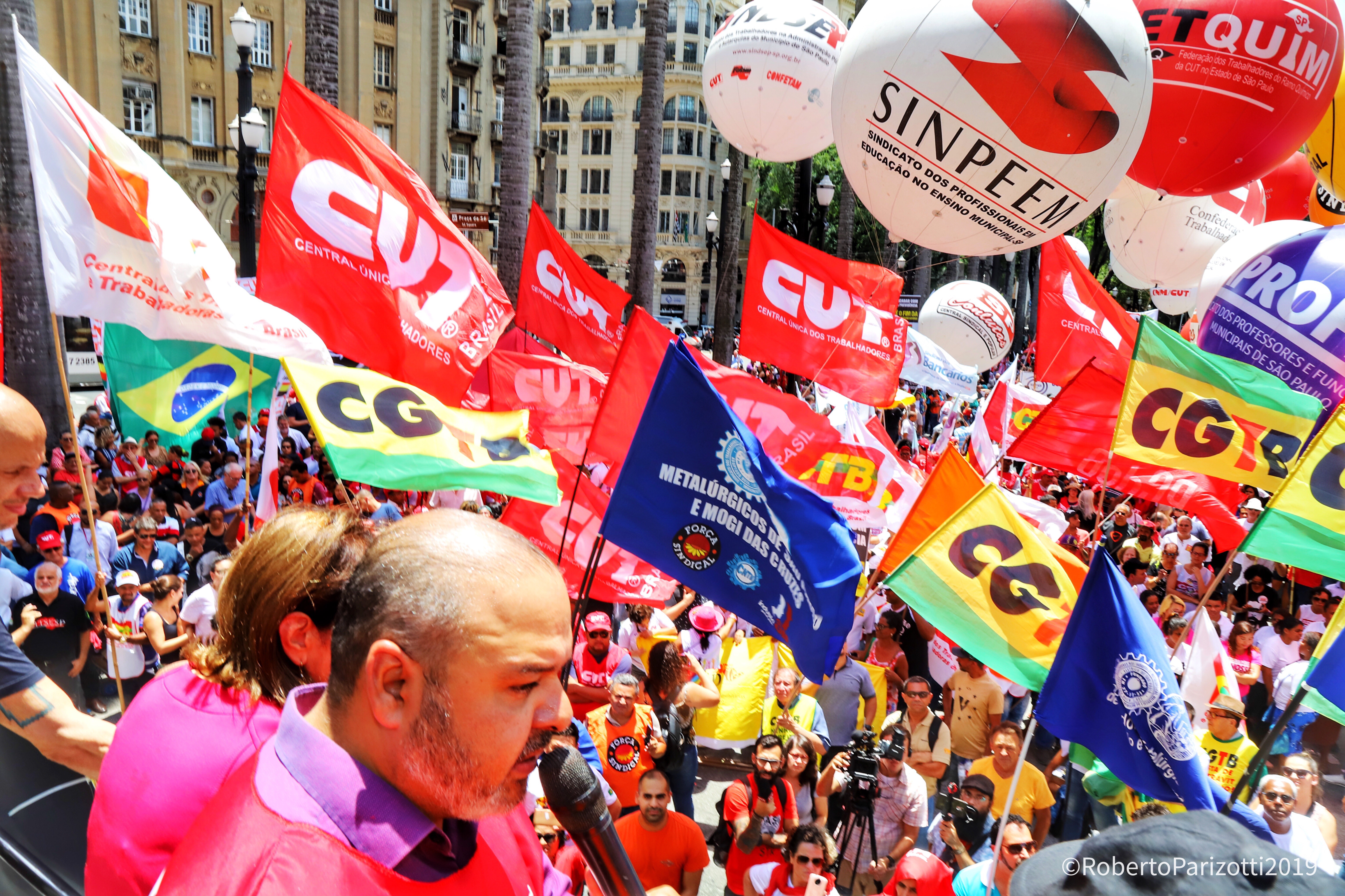 Mobilização Trabalhista Brasileira: Sindicatos, Bandeiras e Direitos.