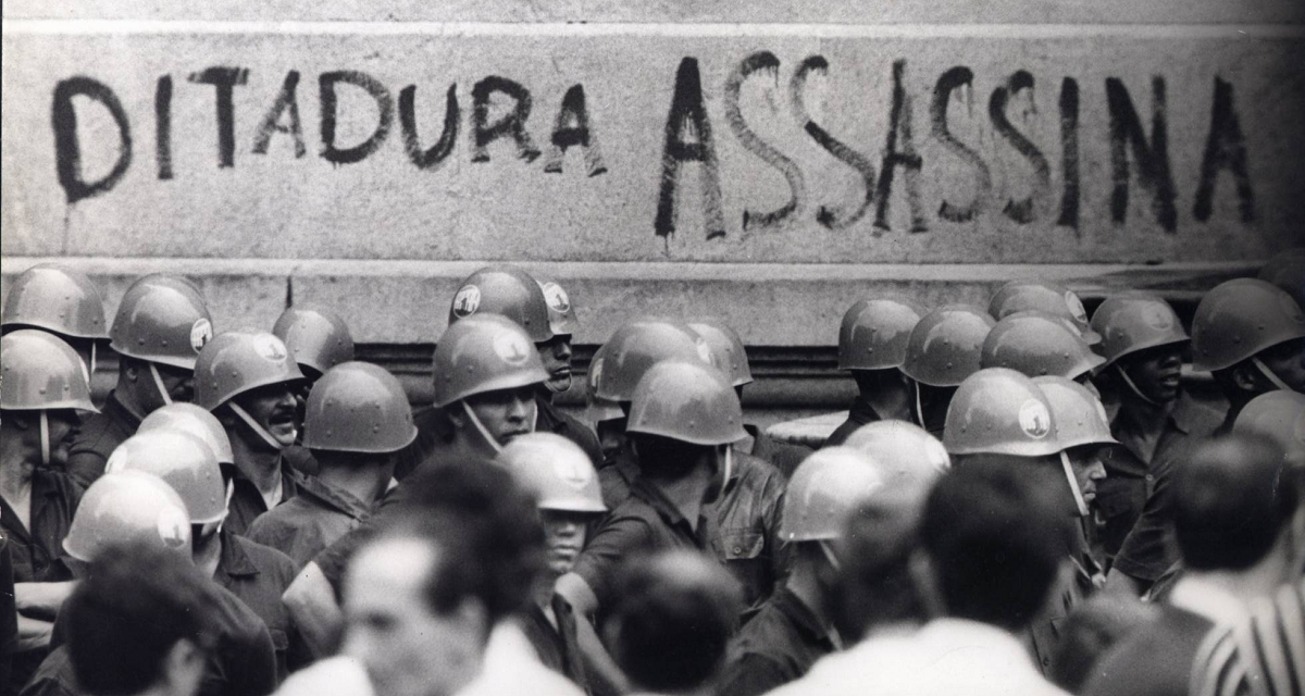 Protesto e Forças de Segurança: A Mensagem "Ditadura Assassina"