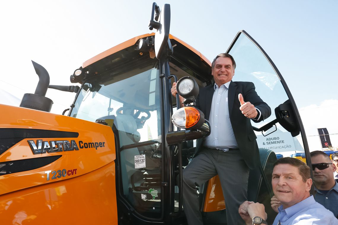 Bolsonaro em Trator Valtra: Sorriso e Agronegócio