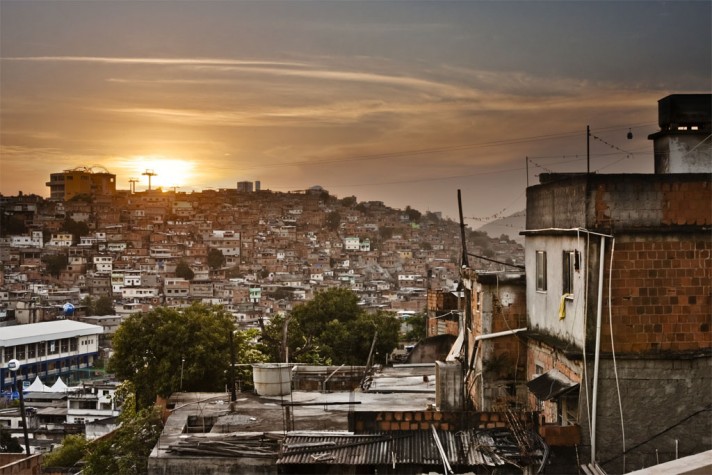 Favela ao Pôr do Sol: Resiliência e Contraste Urbano