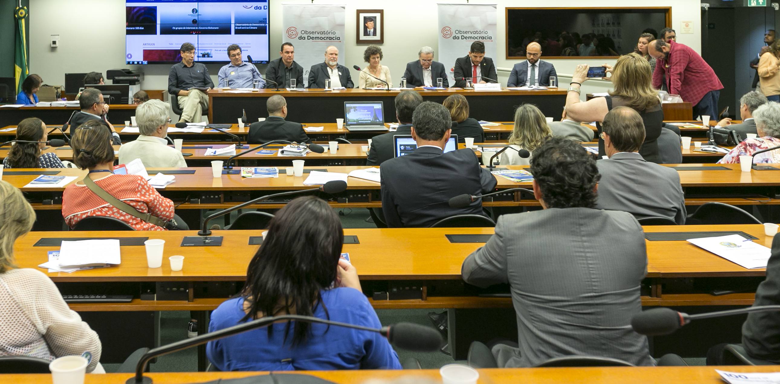 Observatório da Democracia: Debate e Análise Política
