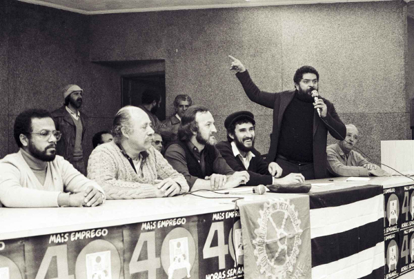Lula e líderes sindicais em assembleia por mais emprego