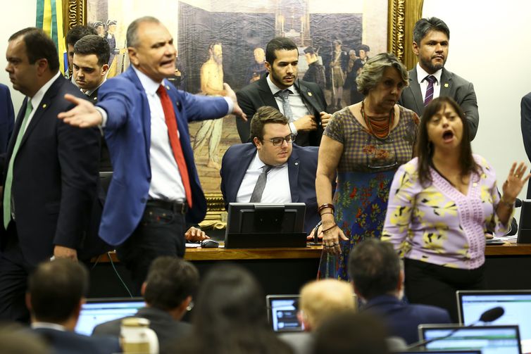 Conflito e Indignação em Sessão Parlamentar