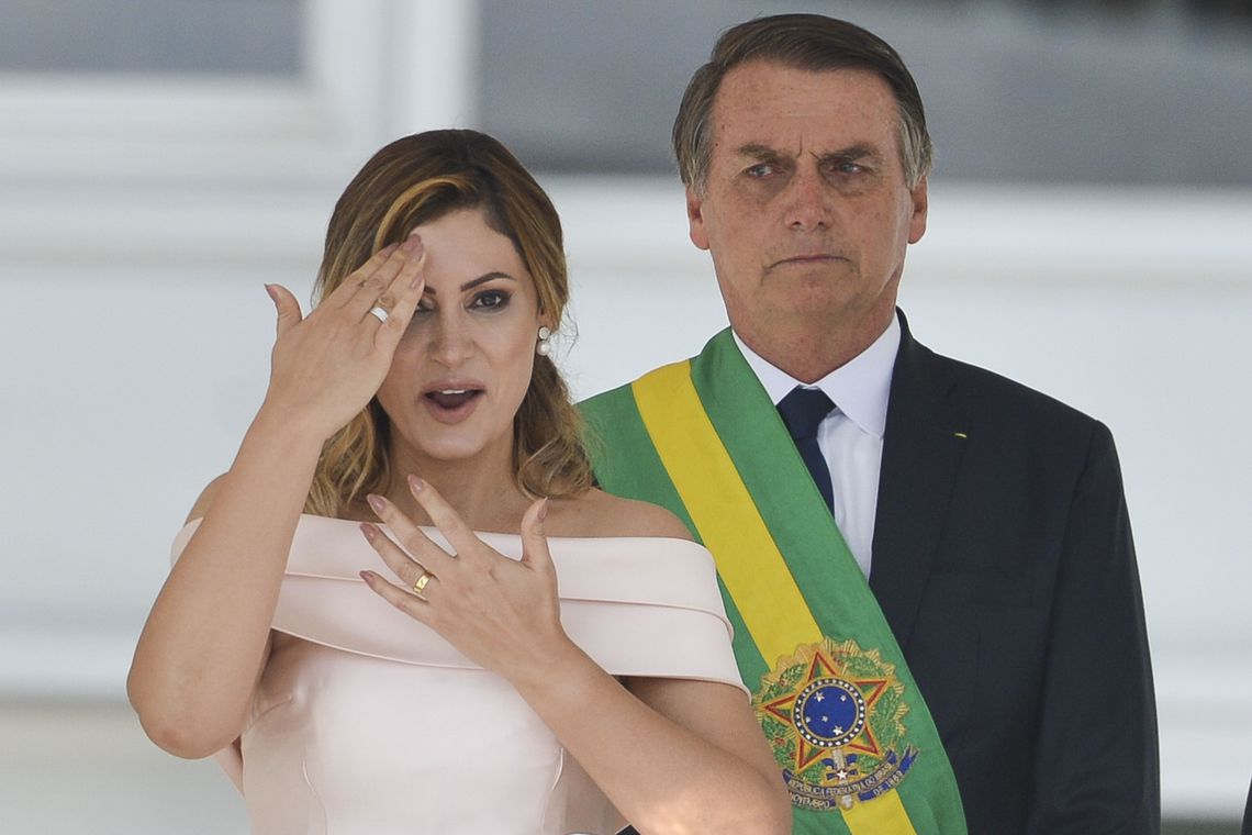 Bolsonaro e Michelle: Expressões em Evento Oficial
