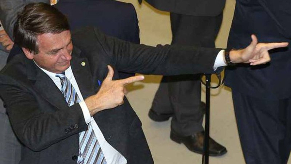 Bolsonaro e o Gesto da Arma
