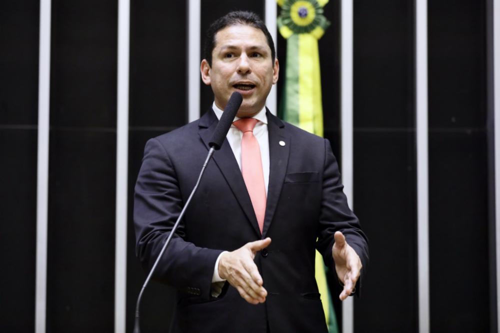Político Brasileiro em Discurso Formal na Tribuna