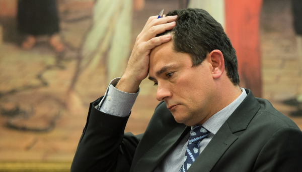 Sérgio Moro Pensativo: Reflexão e Tensão Política