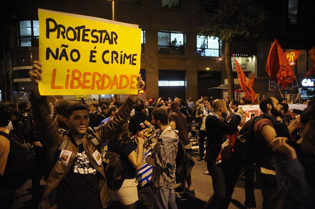 Manifestação Noturna: Protestar Não É Crime, Liberdade