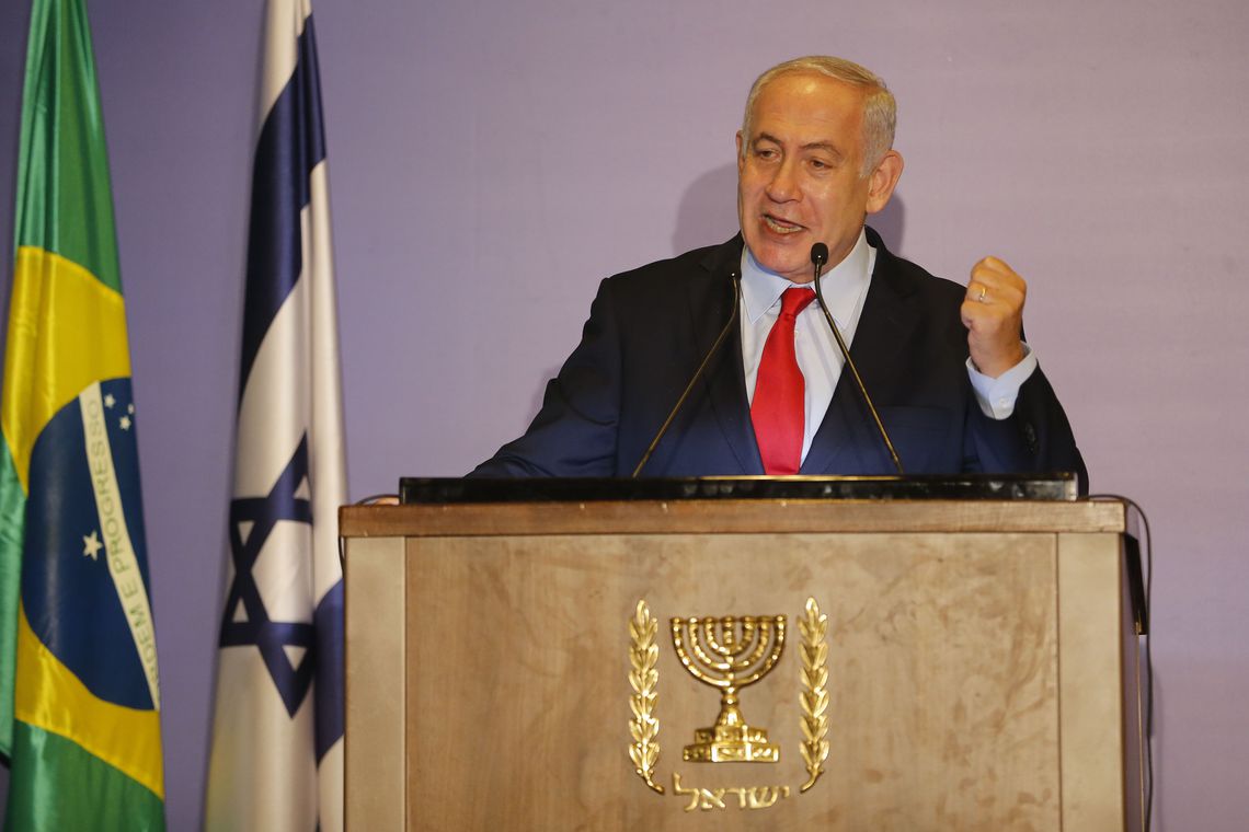 Netanyahu Discursa ao Lado das Bandeiras de Israel e Brasil