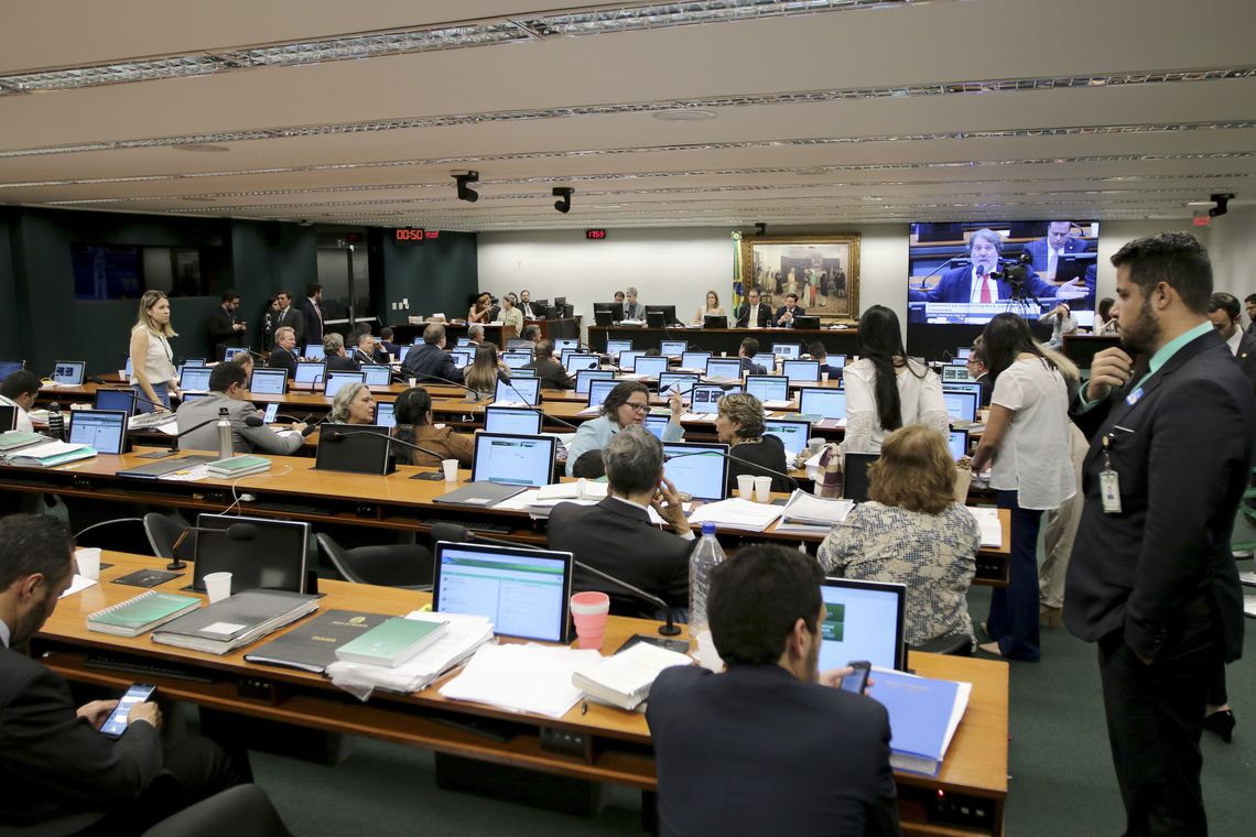 Sessão Legislativa: Debate e Trabalho em Plenário