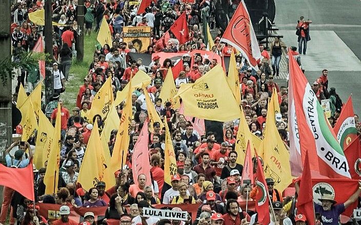 Multidão em Protesto por Justiça e Liberdade no Brasil