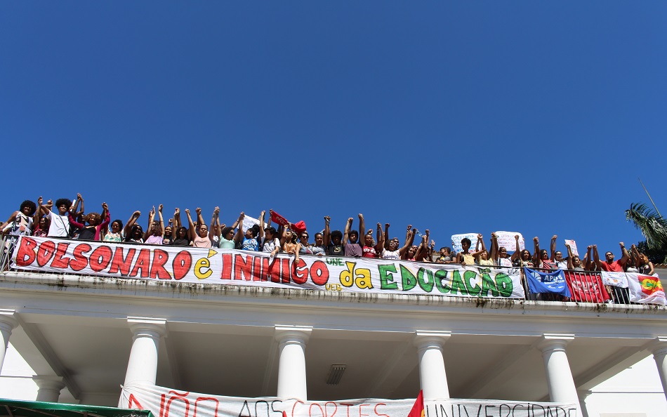 Estudantes protestam: Bolsonaro é inimigo da educação