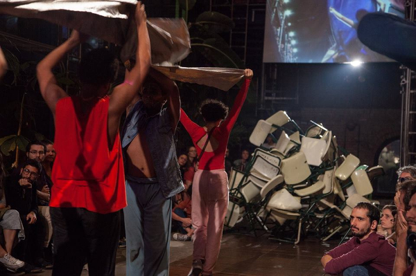 Performance Artística: Caos, Consciência e Cenário Urbano