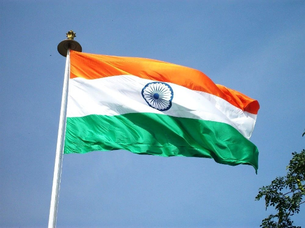 Bandeira da Índia Tremulando Orgulhosamente no Céu Azul