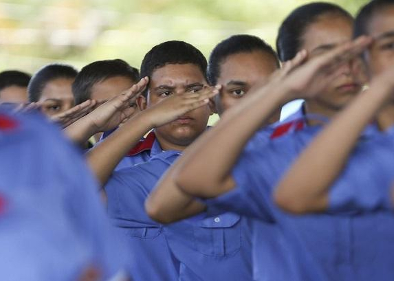 Jovens Uniformizados em Saudação Coletiva