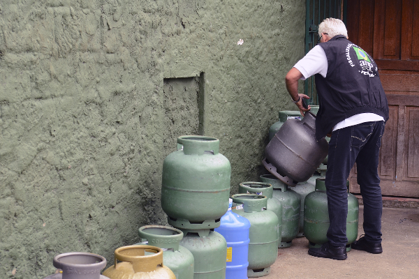Manuseio de Botijões de Gás: Trabalho e Cotidiano