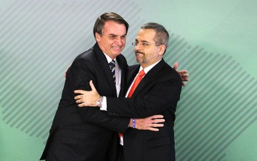 Bolsonaro e Sachsida em Abraço Institucional