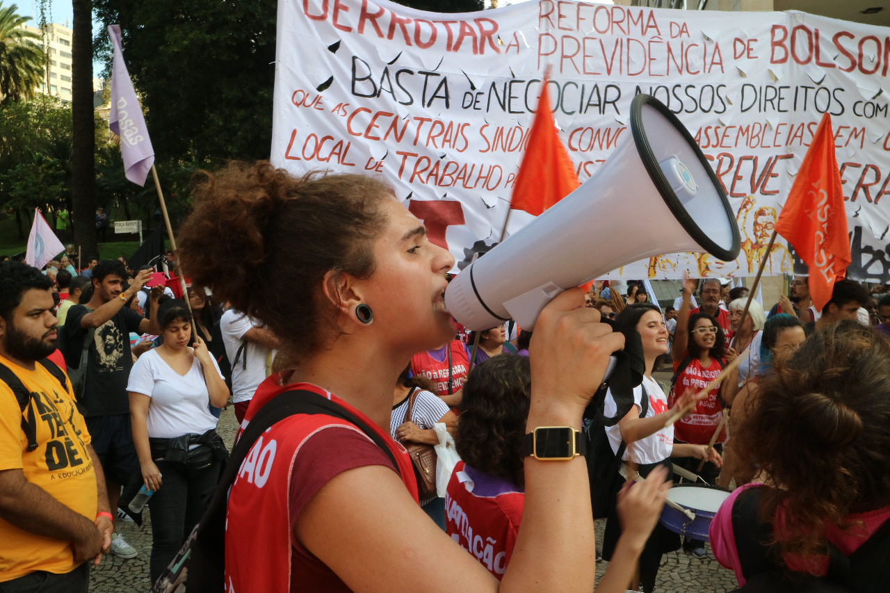 Protesto contra Reforma da Previdência com Megafone e Bandeiras