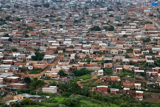 Vista Aérea: Milhares de Moradias Informais Urbanas Densa