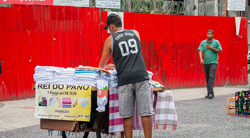 Comércio Ambulante: Vendedor de Panos na Rua Brasileira