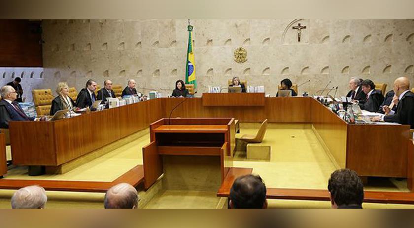 Ministros da Corte Suprema em Sessão Plenária