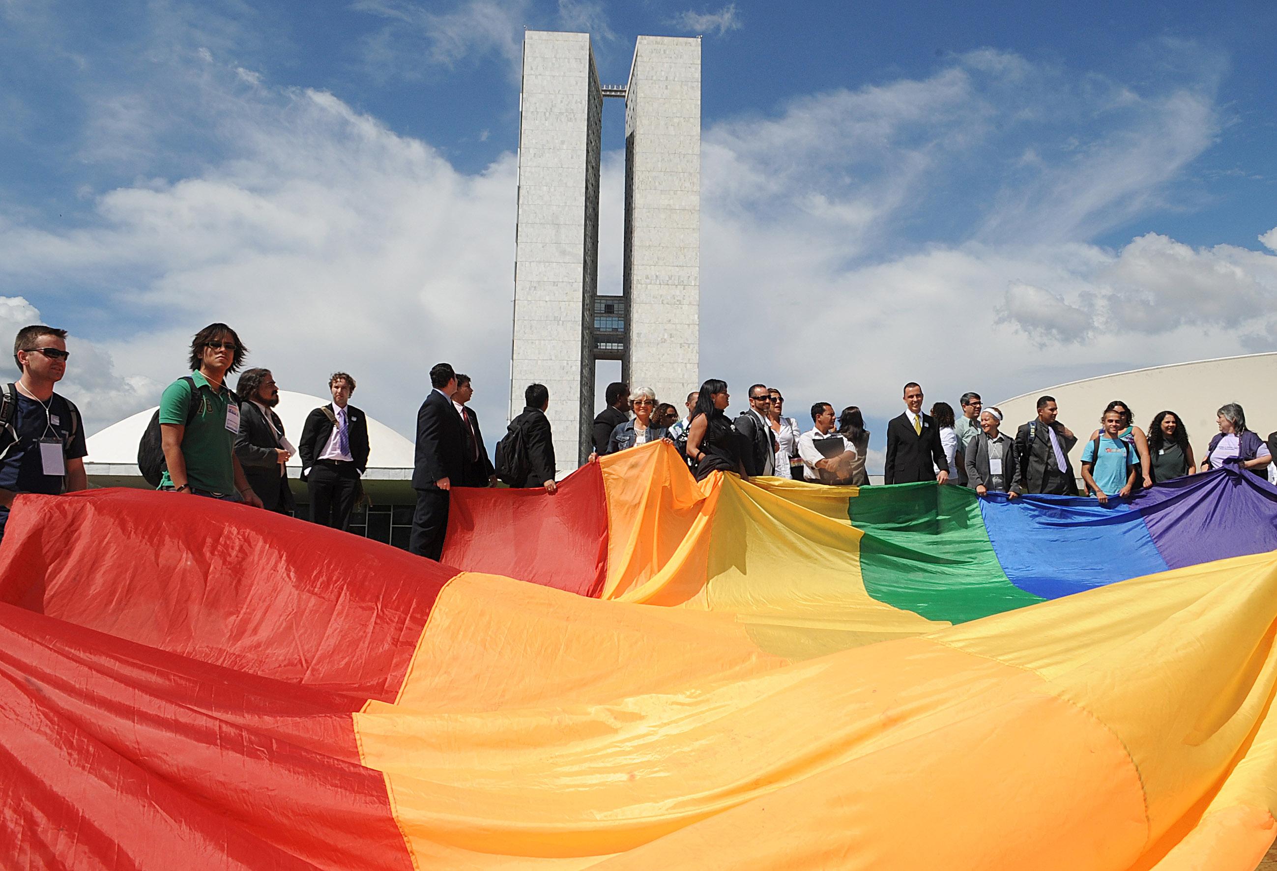 Manifestação LGBTQIA+ com bandeira arco-íris no Congresso Nacional