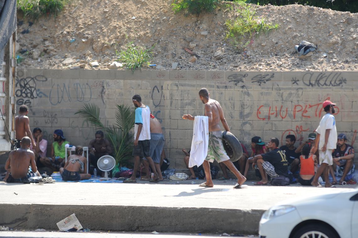 Vidas Vulneráveis em Calçada Urbana
