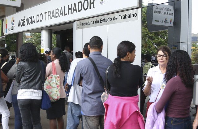 Cidadãos em fila na Agência do Trabalhador