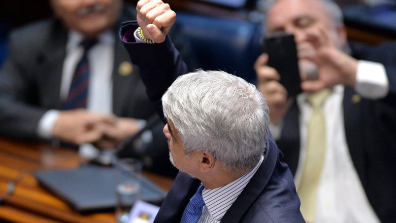 Punho Levantado em Ato Político: Símbolo de Resistência