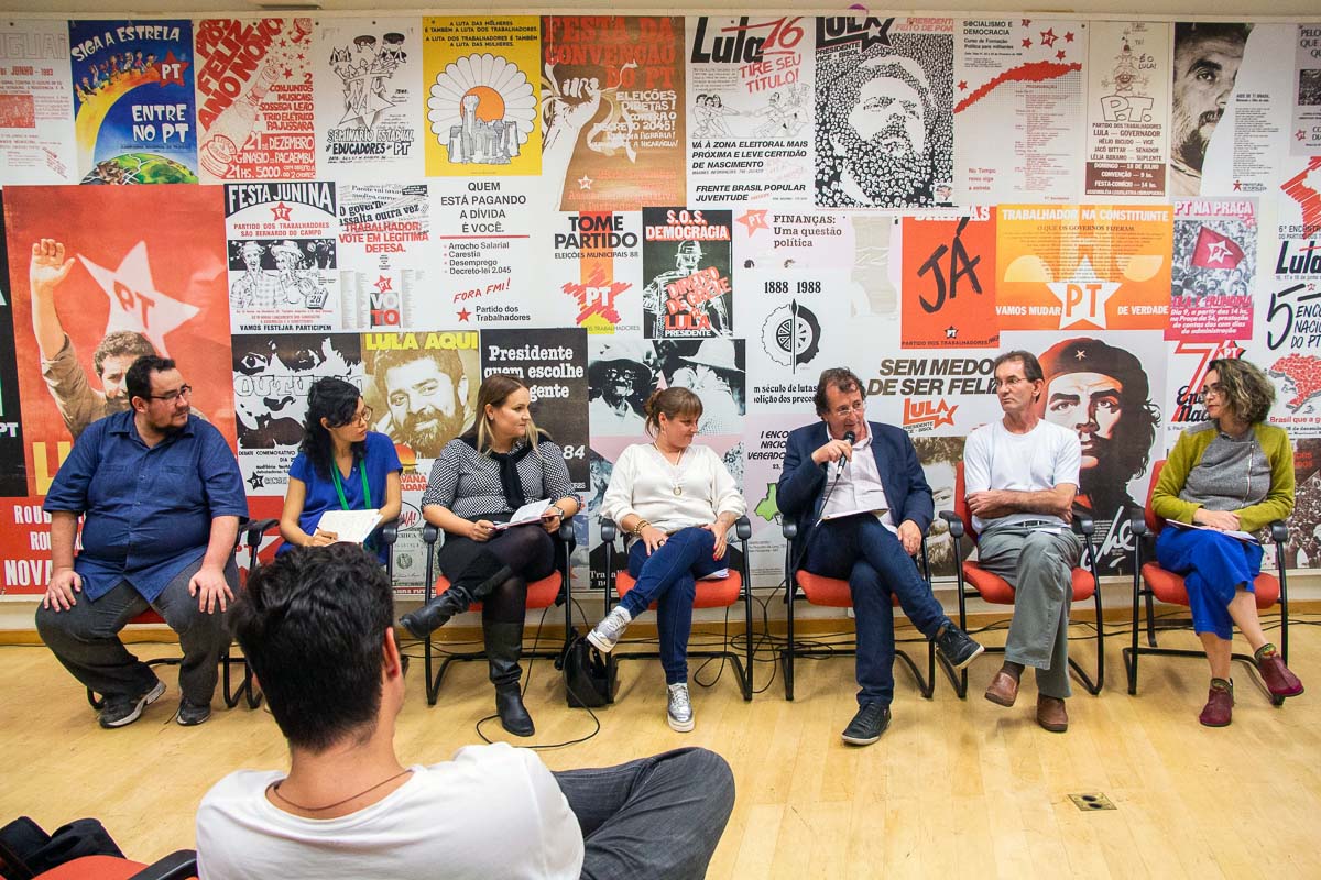 Debate Político em Sala com Históricos Cartazes do PT