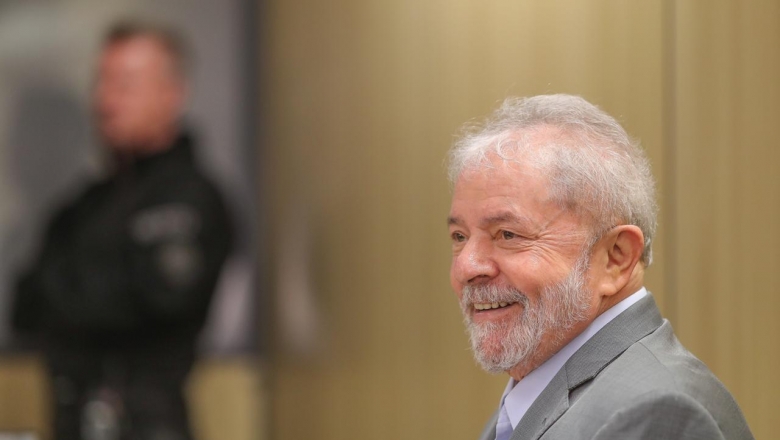 Lula sorrindo em evento político