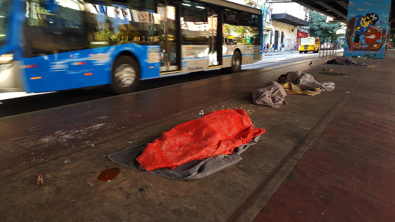 Desigualdade Urbana: Moradores de Rua em Contraste na Cidade