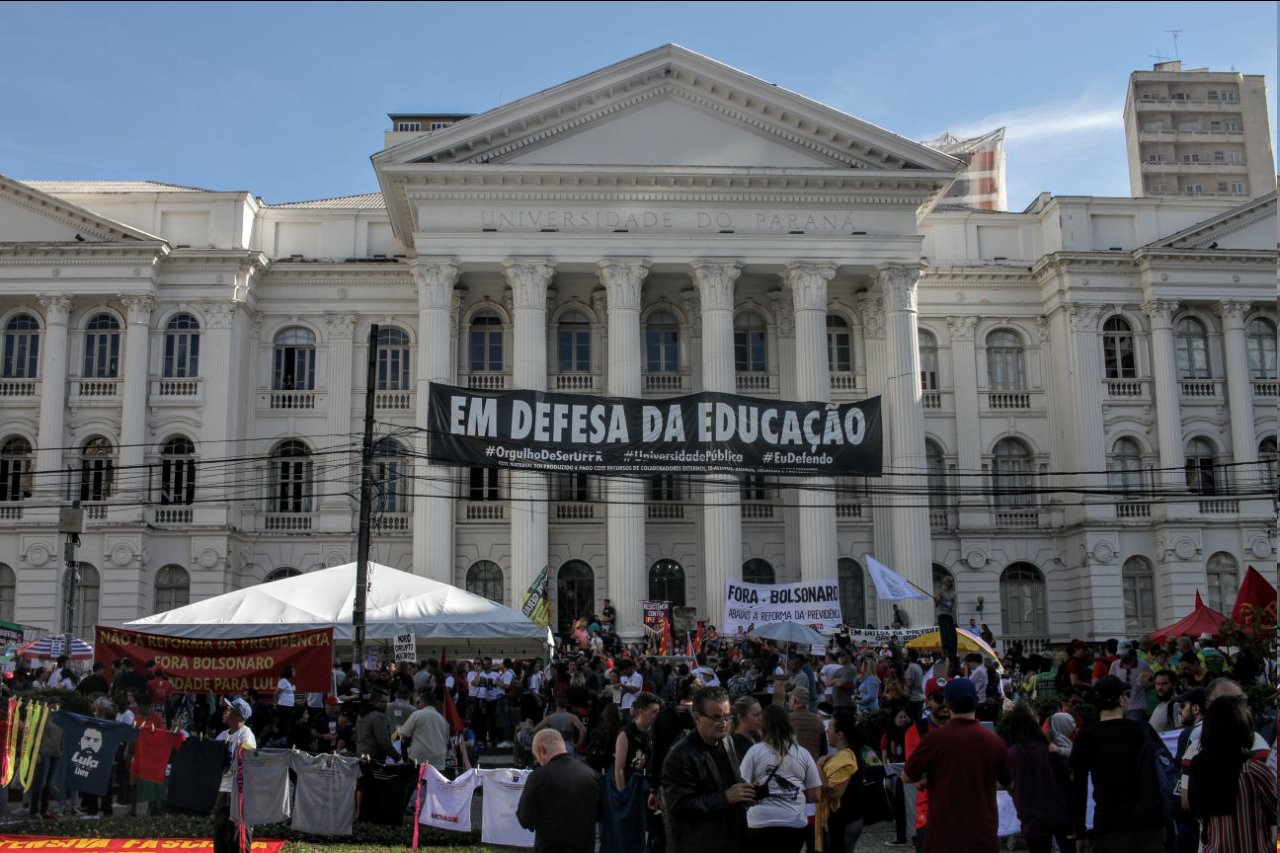 Manifestação massiva na UFPR em defesa da educação pública.