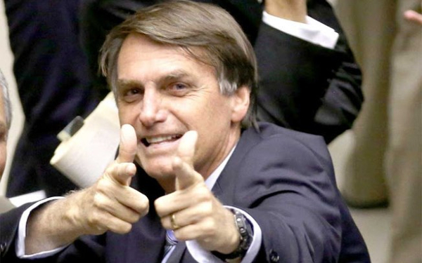 Jair Bolsonaro Sorri e Gesticula em Evento Público