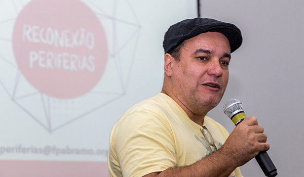 Palestrante apresentando "Reconexão Periferias" da Fundação Perceu Abramo
