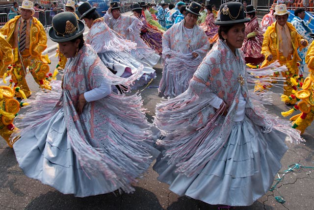 Dança Tradicional Andina: Mulheres Cholitas em Celebração