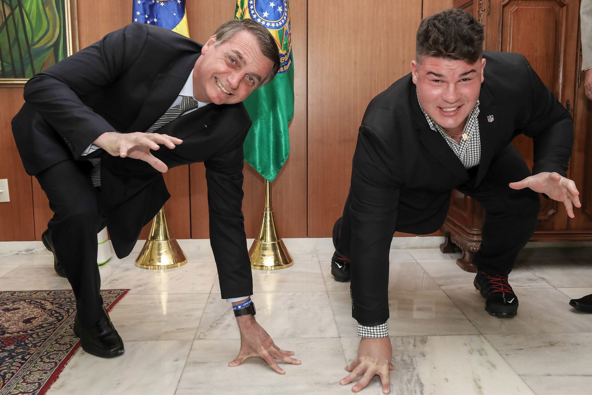 Bolsonaro e Jovem em Pose Populista