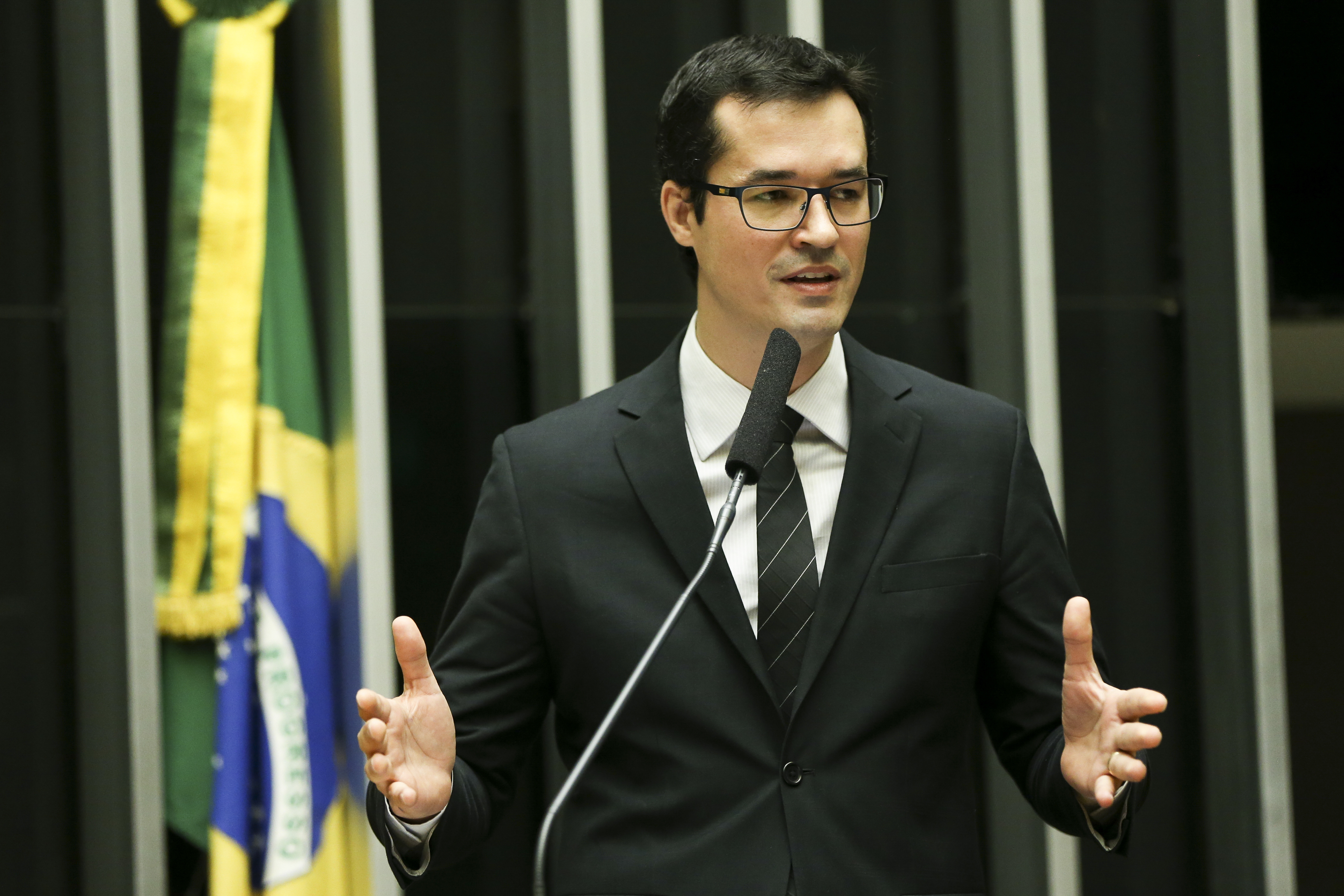 Homem em Discurso Político com Bandeira do Brasil