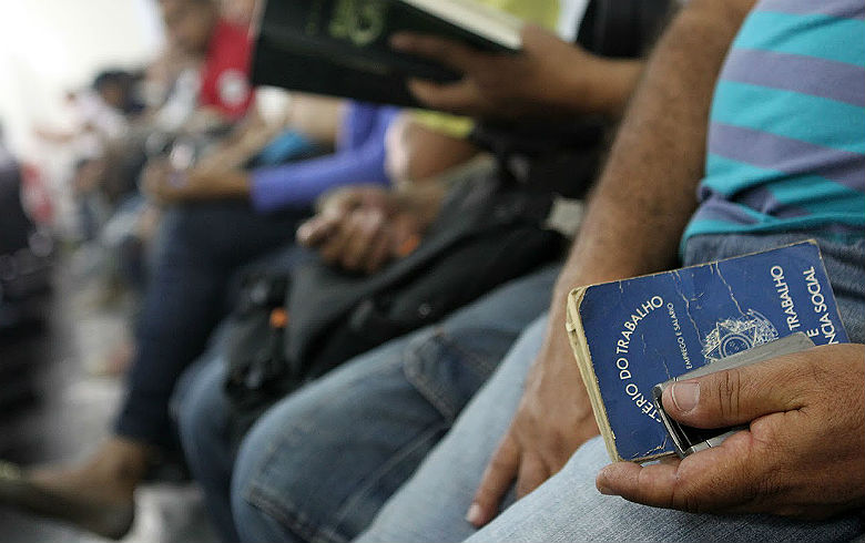 Carteira de Trabalho: A espera e a busca por direitos