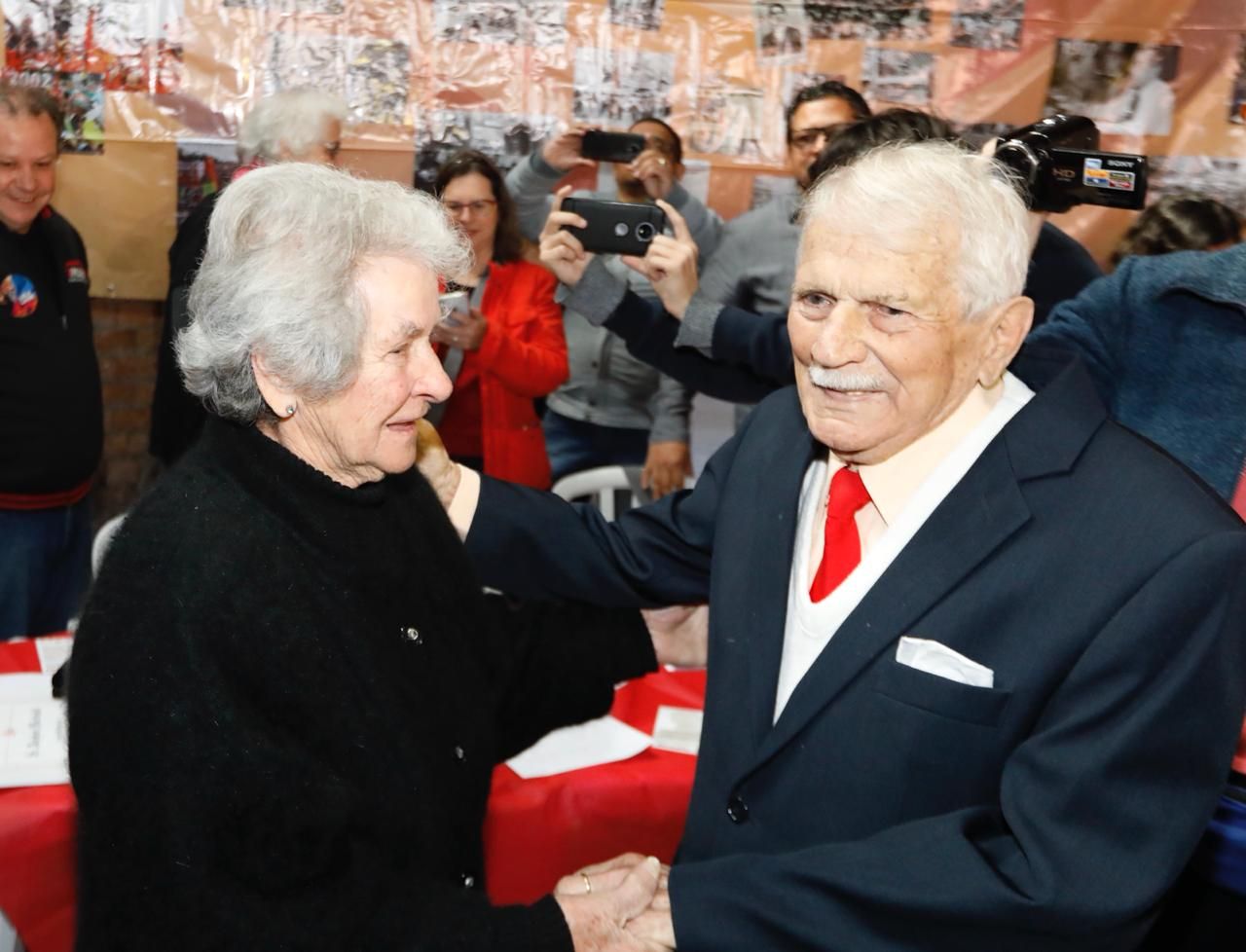 Aperto de Mãos: Memória e Respeito entre Lideranças