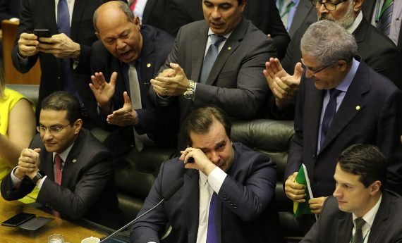 Político chora em sessão parlamentar, colegas celebram.