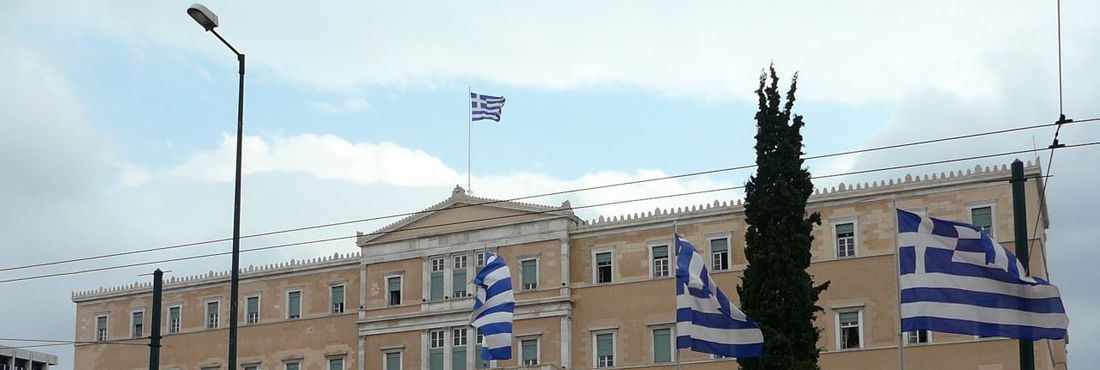 Parlamento Grego e Bandeiras Nacionais em Atenas