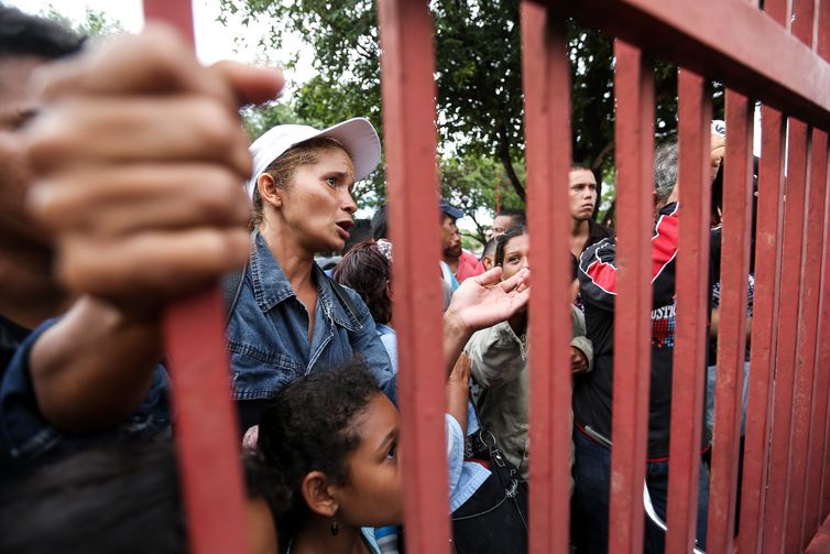 Mulher e Criança por Trás de Grades: Urgência e Espera