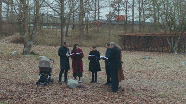 Cerimônia ao ar livre: grupo, livros e carrinho de bebê